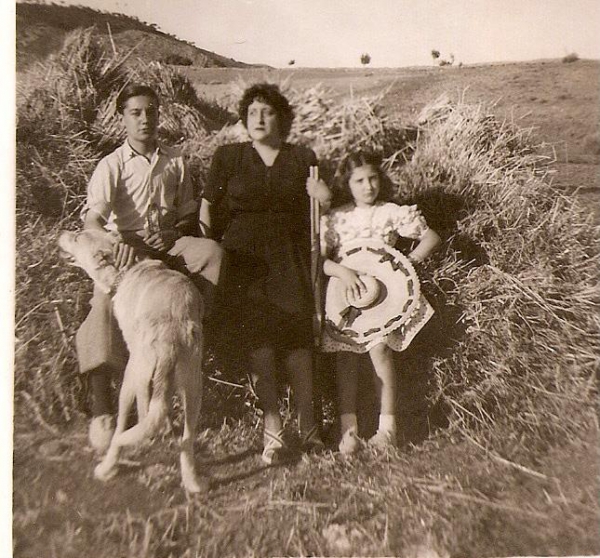 This is a picture of 1945 .... It's a mastiff puppy called Tan, who is with my two brothers and my mother, in the Sierra de Segura
Keywords: 1945