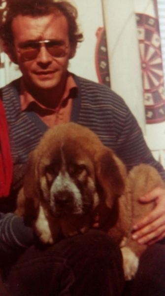 Yo con Jara, cachorra de mastín español de un mes de la línea de Valdelapuerca - Ano 1983
Keywords: 1983