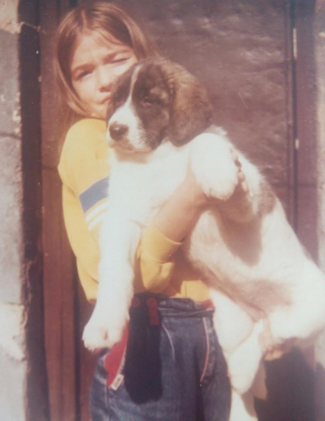 Mi hija con Pinta cachorra de dos meses
