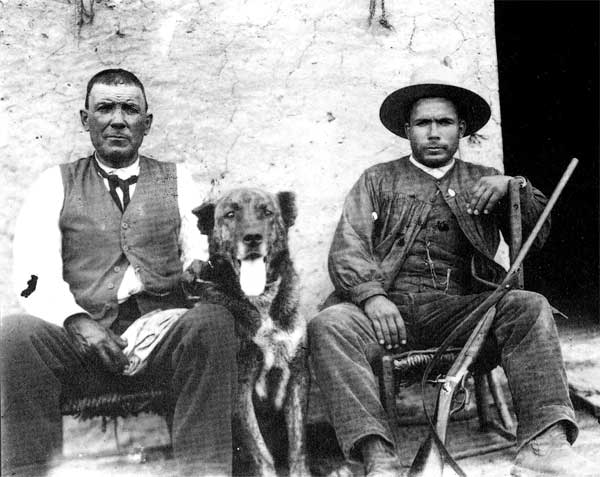 1912 - Mastín from Trujillo
Foto de 1912 con un mastín de Trujillo empleado como perro de agarre en la caza mayor, 
función en la que han sobresalido algunas castas mastineras por su coraje y potencia. 

Foto: Zubizarreta 
La Revista del Perro 1993 - © Copyright - Carlos Salas, Spain  

Keywords: 1912