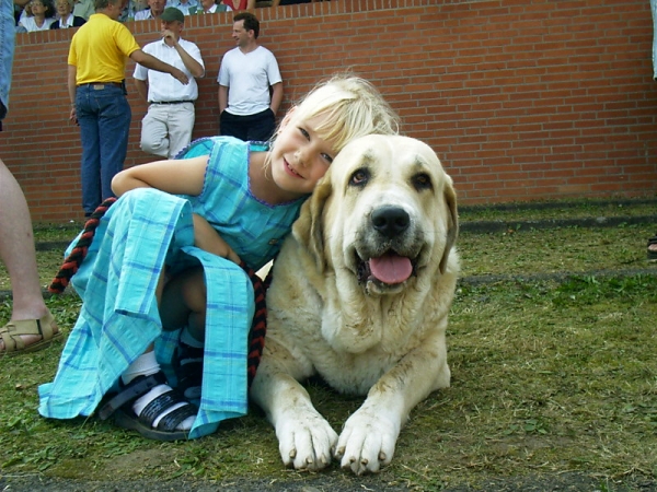 Betty de Valdejera with a little Girl
Keywords: kids