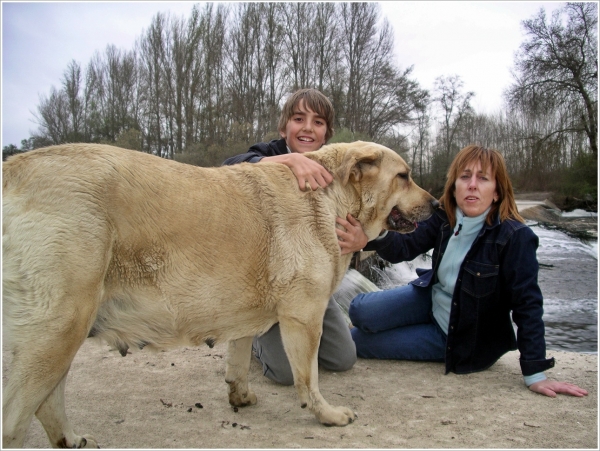 Neska de paseo hasta el río Órbigo
