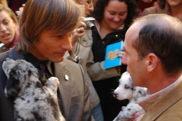 Viggo Mortensen & Felix García con cachorros Carea leoneses
Keywords: viggo mortensen