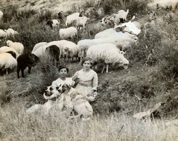 foto de los años 50
Dos mozas en una aldea de orense ahora anegada por un embalse.
Albergeria-  A Veiga - Ourense

www.albergueria.es
Keywords: ramon