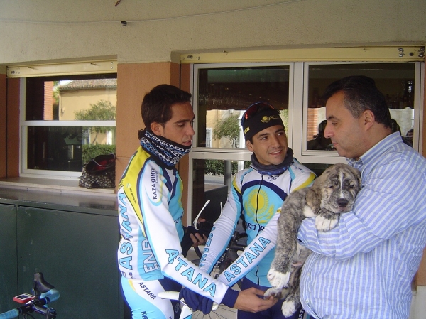 Contador y Hernández conocen a Dulcinea.
Alberto Contador y Jesús Hernández con Alfredo y Dulcinea de 2 Meses.
Fotografía: Raquel Jiménez Lobo.
Web: www.delalunadeleon.com
Keywords: lunadeleon