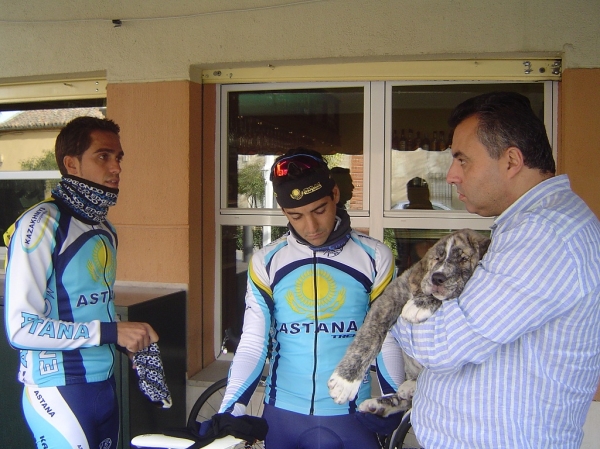 Contador y Hernández conocen a Dulcinea.
Alberto Contador y Jesús Hernández con Alfredo y Dulcinea de 2 Meses.
Fotografía: Raquel Jiménez Lobo.
Web: www.delalunadeleon.com
Keywords: luna de leon