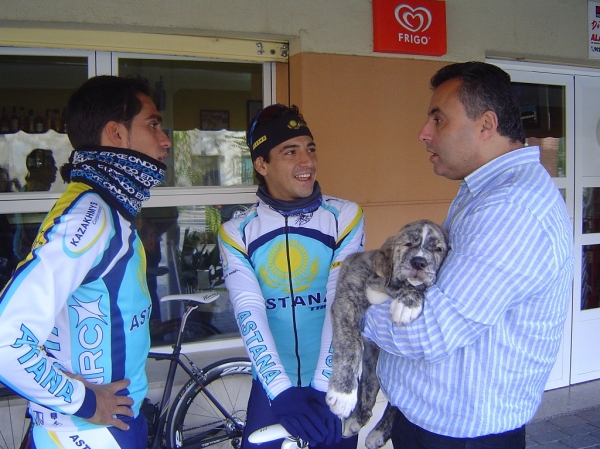 Contador y Hernández conocen a Dulcinea.
Alberto Contador y Jesús Hernández con Alfredo y Dulcinea de 2 Meses.
Fotografía: Raquel Jiménez Lobo.
Web: www.delalunadeleon.com
Keywords: lunadeleon